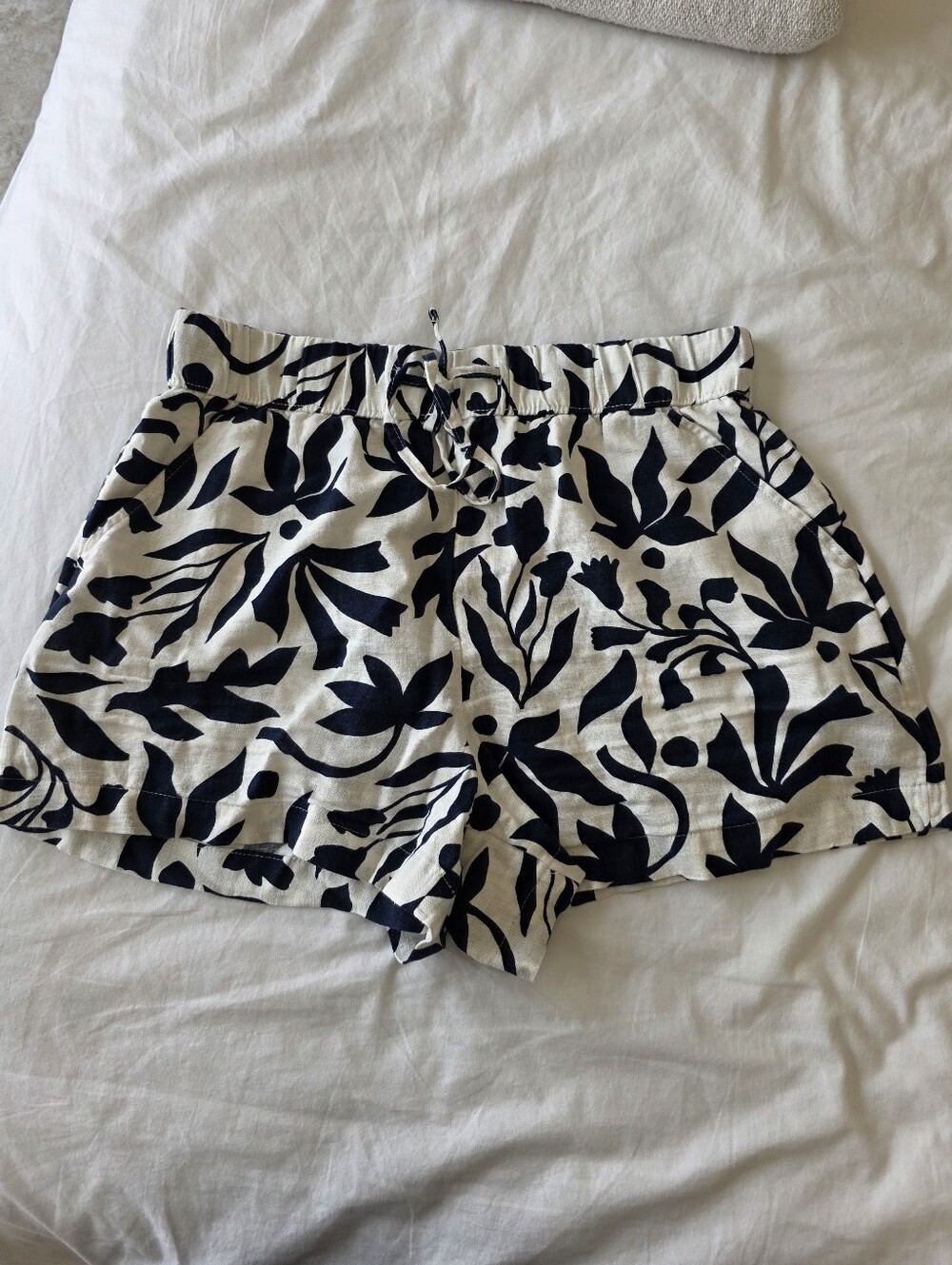 Time and Tru Black & White Botanical Print High-Rise Shorts